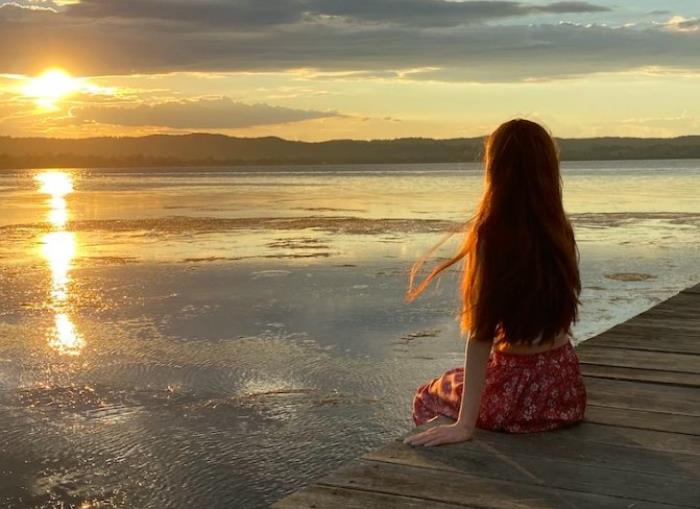 Hot 555+ Hình Ảnh Chụp Sau Lưng Nữ Đẹp – Cô Gái Buồn Quay Lưng