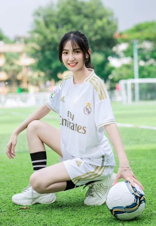 Hot Trend +666 Hình Ảnh Con Gái Mặc Quần Áo Bóng Đá Cute & Năng Động