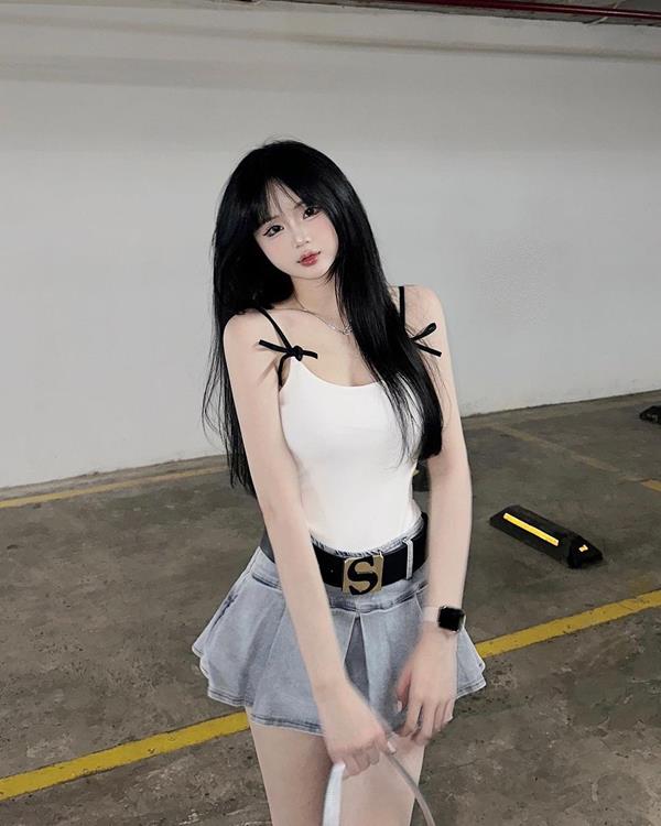 Tổng Hợp 1006+ Ảnh Gái Xinh Mặc Áo 2 – Hình Nữ Mặc 2 Dây Trẻ Trung Năng Động