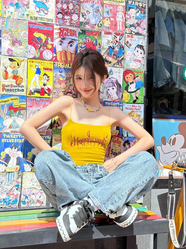Ảnh gái mặc áo hai dây đáng yêu